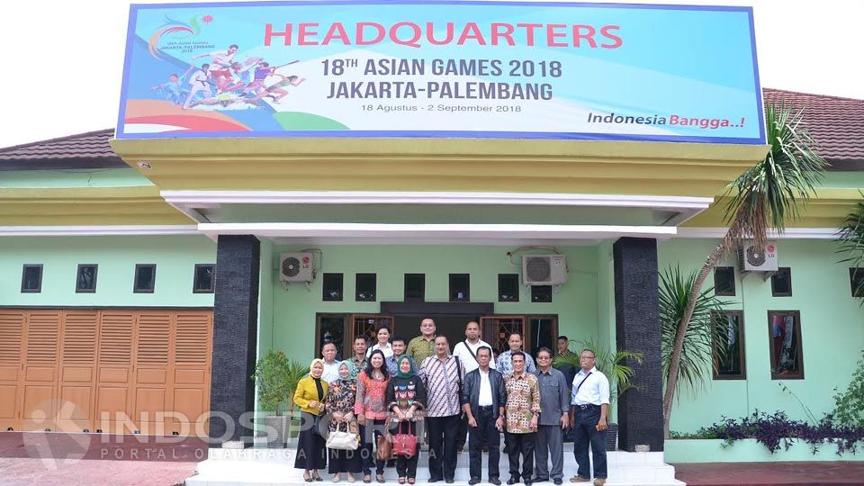 Komisi X DPR RI berfoto di depan pintuk masuk Jakabaring Sport City, jelang menjadi tuan rumah Asian Games 2018. Copyright: &copy; Muhammad Effendi/INDOSPORT